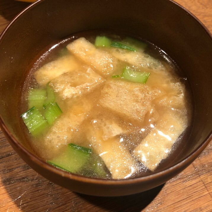 昆布出汁で旨みと栄養入り♫小松菜と油揚げの味噌汁